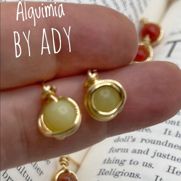 Dainty gold yellow jade studs statement gem earrings - Picture 1 of 5